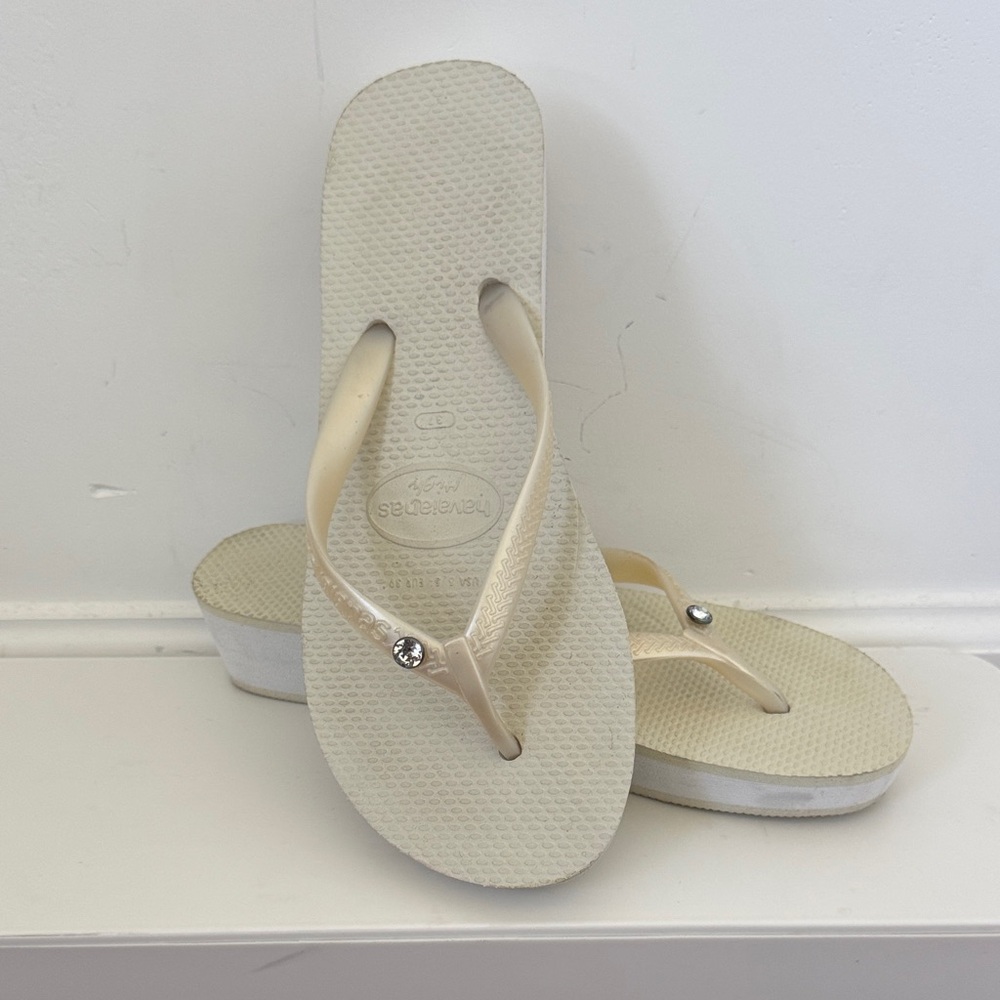 Vintage 2000s Cream Flip-Flop Sandals with Rhinestone Detail